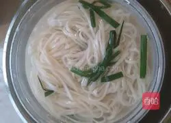 Illustration of how to make green onion clear soup noodles 6