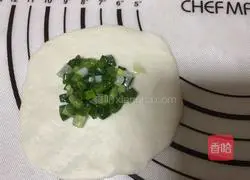 Illustration of how to make scallion pancake 5