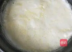 Illustration of how to make peach gum stewed in milk 4