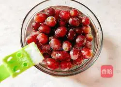 Healthy Red Grape and Wolfberry Soup Practice illustration 3