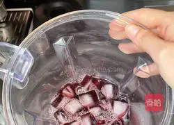 Illustration of how to make simple grape fruit drink 5