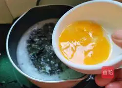 Illustration of making fungus, shrimp skin and egg drop soup 10 