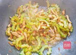 Illustration of how to make fried pork with bitter melon 10