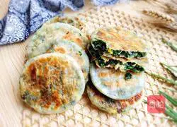 Illustration of how to make large chive pie with thin crust and stuffing 9