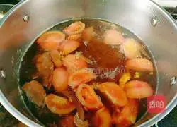 Illustration of how to make bigfoot fungus, bean sprouts and beef tendon soup 13