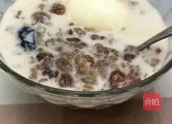 Illustration of how to cook eggs stewed with milk and peach gum for beauty 6