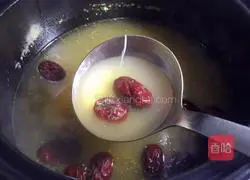 Illustration of how to make red dates, wolfberry and pigeon soup 7