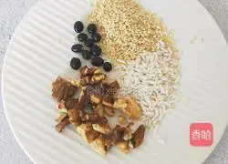 Illustration of how to make walnut and sesame paste 1
