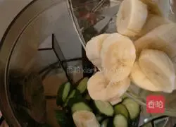 Illustration of how to make cucumber and banana intestine juice 6