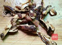 Illustration of making mushroom and shrimp noodles 2