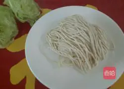 Illustration of how to make pickled cabbage and shredded pork noodles 1