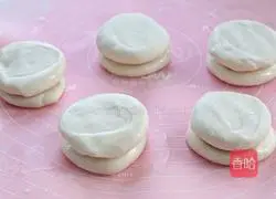 Illustration of how to make steamed spring cakes with hot noodles 5
