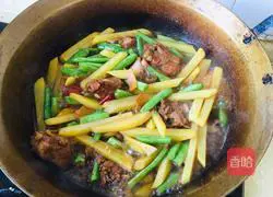 Illustration of braised pork ribs and noodles 13