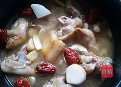 Illustration of how to make pig's trotter soup 4