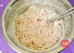 Illustration of how to make flower-shaped watermelon steamed buns 10