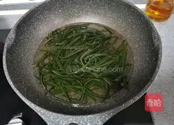 Illustration of how to make kelp, corn and fish ball soup 5