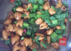 Illustration of how to make fat intestines in dry pot 10