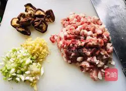 Illustration of how to make spinach and mushroom fried noodles 1