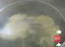 Illustration of how to make coriander and egg soup 11