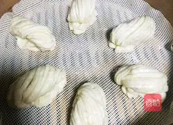 Illustration of how to make silver silk flower rolls 20