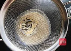 Illustration of making homemade caramel milk tea 4