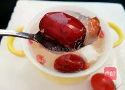 Illustration of how to make red dates, wolfberry and white fungus soup 8