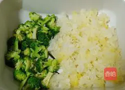 Illustration of how to make cold white fungus and broccoli 5