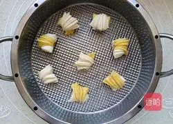 Illustration of how to make two-color flower rolls 12