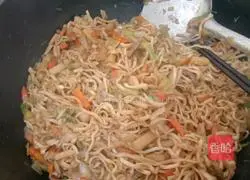 Illustration of how to cook noodles in iron pot 13