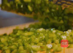 Illustration of how to make hand-caught beef patties 2