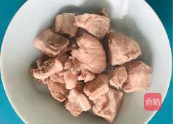 Illustration of how to make pork ribs and corn soup in an earthen pot 5