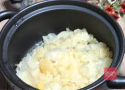 Illustration of how to make apple stewed with white fungus 2