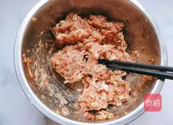 Illustration of how to make celery and pork dumplings 9