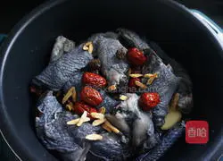 Illustration of how to make coconut black chicken soup without adding a drop of water 6