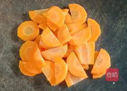 Illustration of how to make instant noodles with meatballs and sausages 3