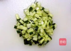 Illustration of how to mix cucumber with preserved eggs 2