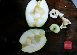 Illustration of how to make cucumber and pear juice 4
