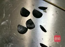 Illustration of how to make pumpkin and bear bean paste buns 3