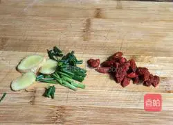 Illustration of how to make wolfberry kelp and egg soup 3