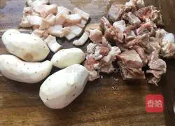 Illustration of how to prepare taro and braised pork ribs 1