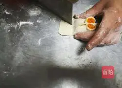Illustration of how to make goldfish steamed dumplings 11