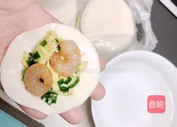 Leeks, Eggs and Shrimp Illustration of how to make dumplings 7