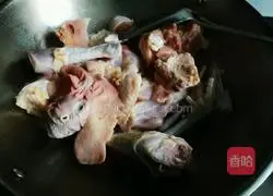 Illustration of how to make chicken soup 4