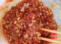 Illustration of how to make dumplings stuffed with chrysanthemum stems, mushrooms and pork filling 5