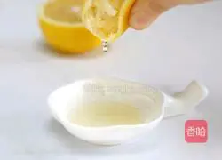Illustration of how to make freshly squeezed orange juice 4