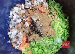 Illustration of how to make crispy meat spring rolls (flying cake version) 6