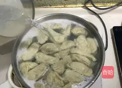 Illustration of how to make celery and mushroom meat dumplings 5