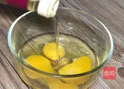 Illustration of how to make pea and egg noodle soup 1