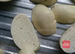 Illustration of how to make fried steamed buns 1