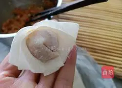 Illustration of how to make carrot and fresh meat wontons 7